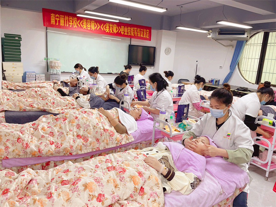 南宁美容师考证-丽竹学校美容专场落幕
