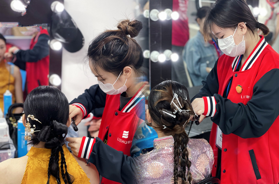 晨袍发型特点，广西新娘彩妆造型学校课堂实训