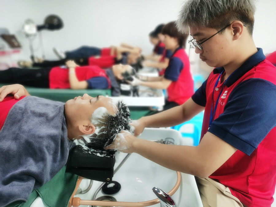 护发素洗不干净的危害，南宁美发师职业学校