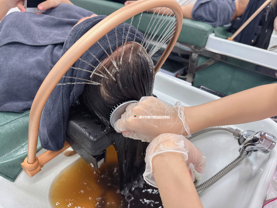 艾叶煮水洗头好处？广西头疗养发学校讲解