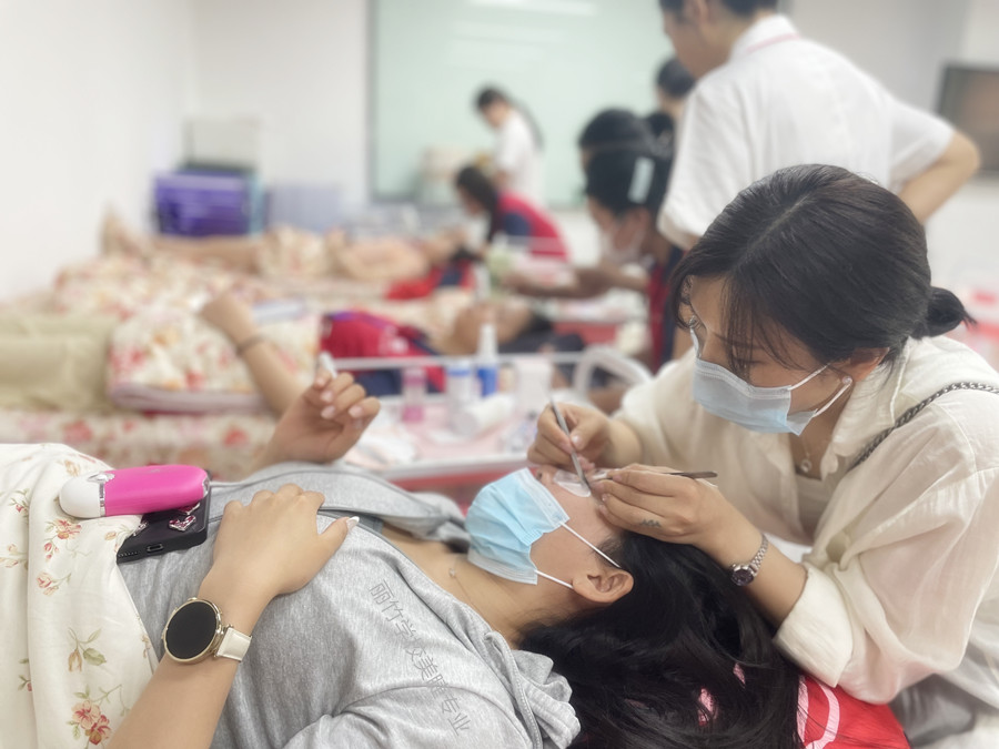 嫁接美睫后如何修补？南宁美睫教学