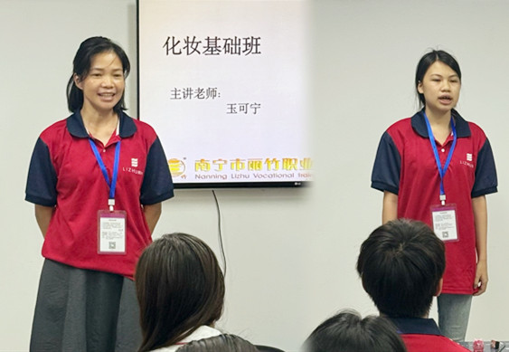 化妆新生自我介绍，广西化妆课堂日常