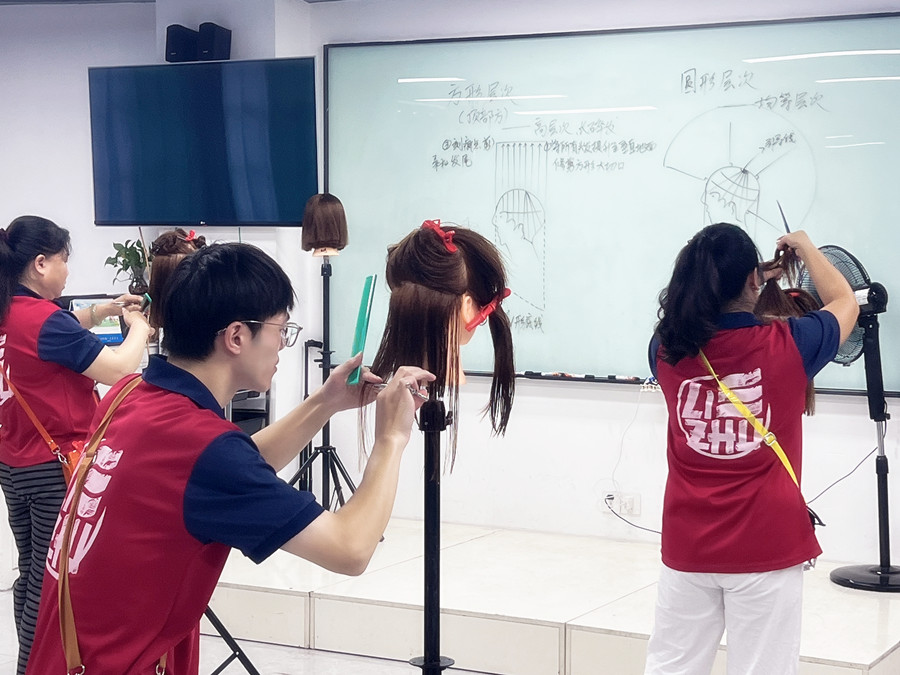 圆形层次修剪是什么？广西美发造型学校为你解答