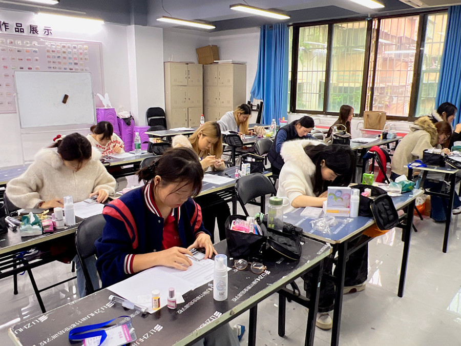 学美甲零基础，南宁美甲美睫学校