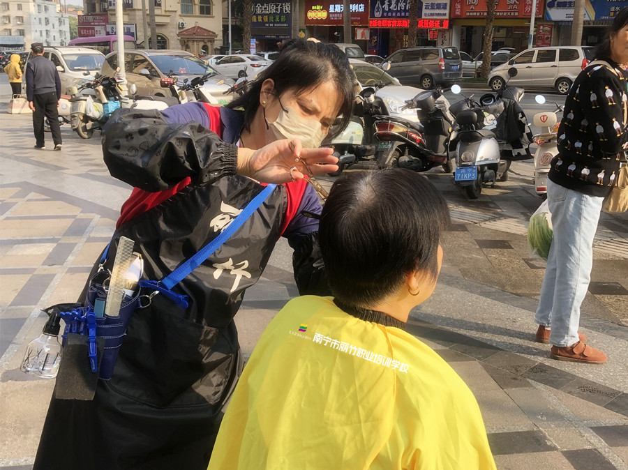 南宁剪发培训：新手如何挑选美发剪刀？