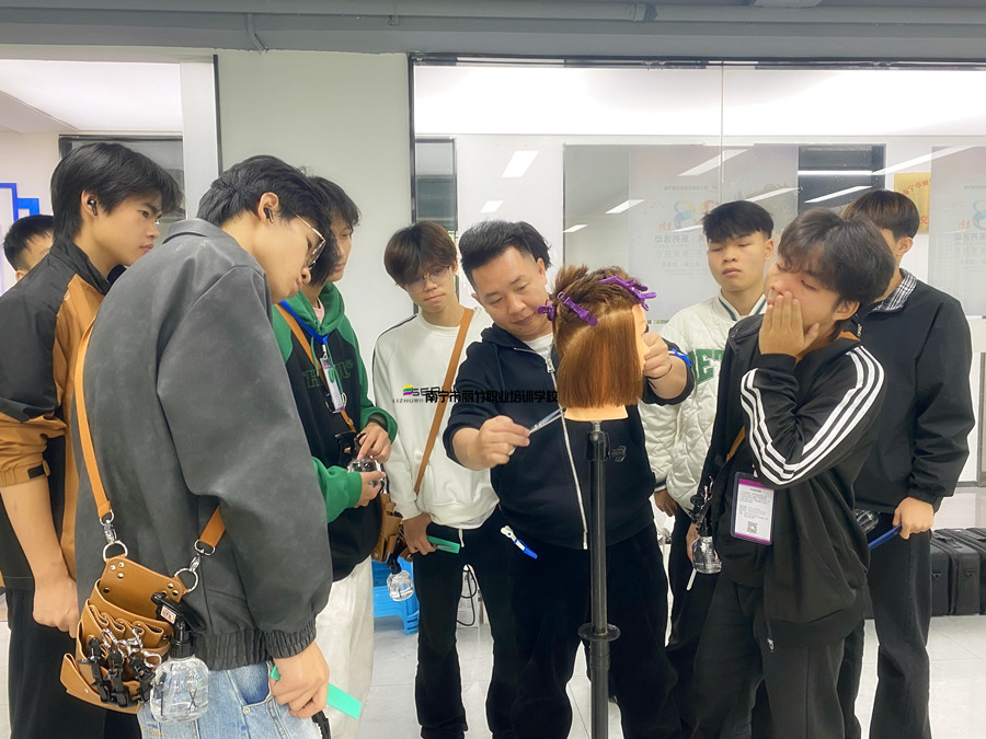 圆形层次修剪，广西剪发技术学校