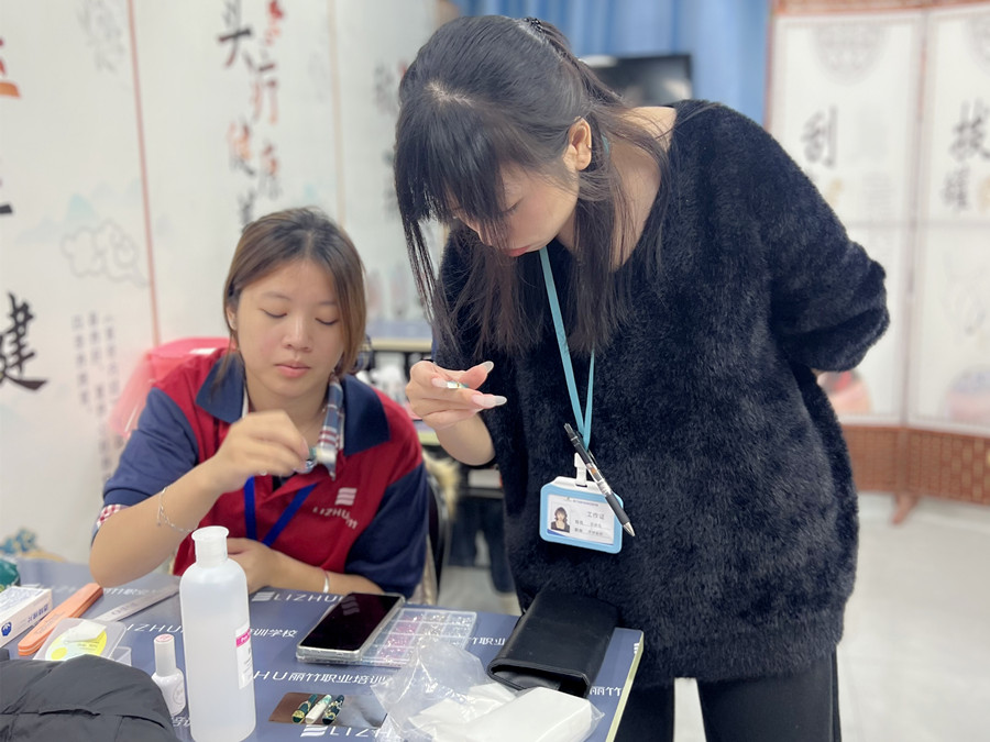 轻奢绿色猫眼美甲，南宁专业美甲学校学员作品