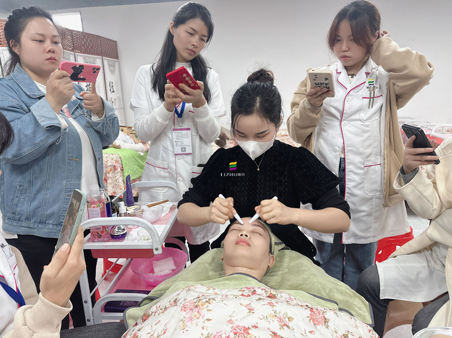 额头拨筋的注意事项，广西美容护肤课件讲解