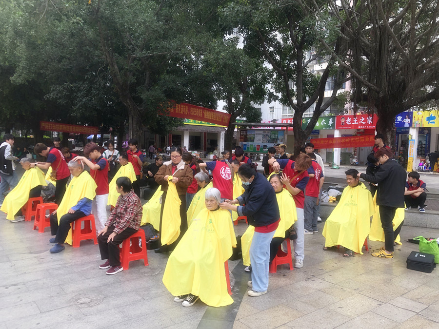 南宁美发学校外出实践活动，检验学员技术能力