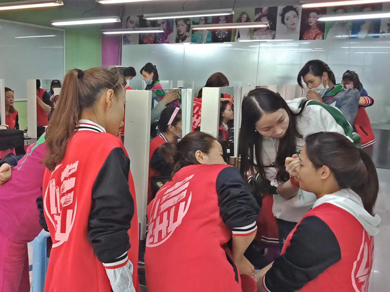 南宁化妆培训学校_丽竹化妆专业课堂花絮