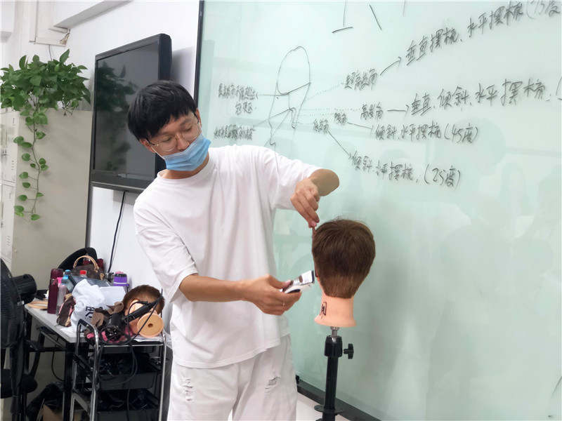 南宁美发课堂：360度男发手法演练，轻松攻破剪发难题