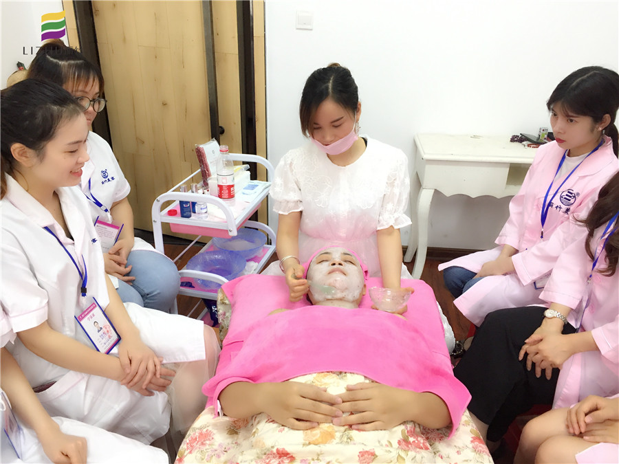 南宁美容学堂:敷膜,女人变美必修课程