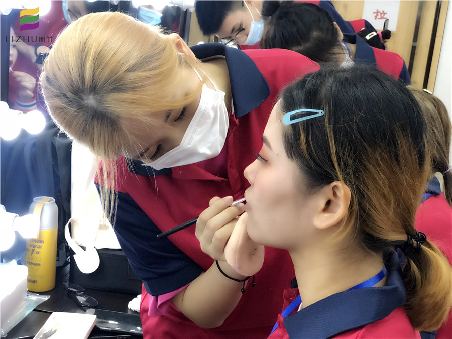 南宁化妆课堂：为美丽上色的人