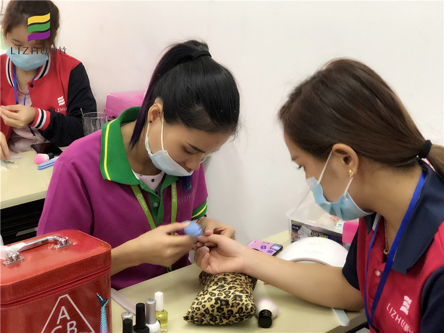 广西美甲学校：修磨甲片的技巧