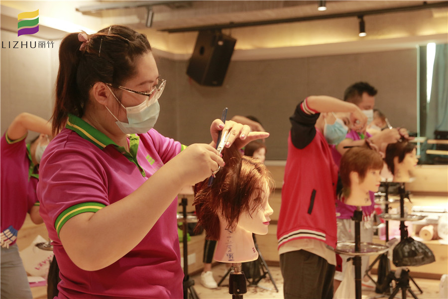 广西美发学校：女士剪裁课堂练习