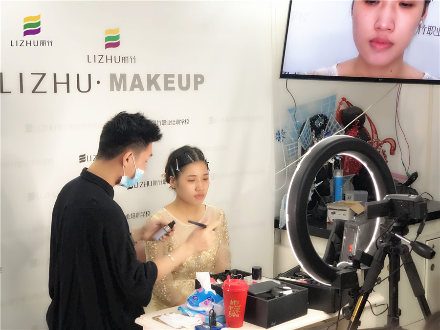广西彩妆学校：快看！画真人了！