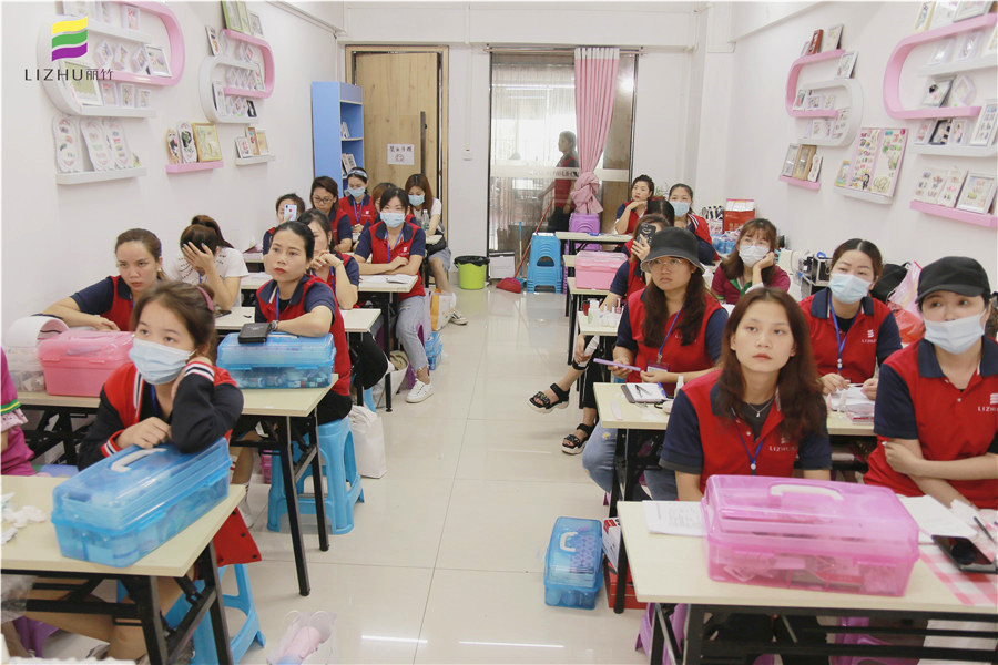 广西美甲学校：美甲美睫一起学吧