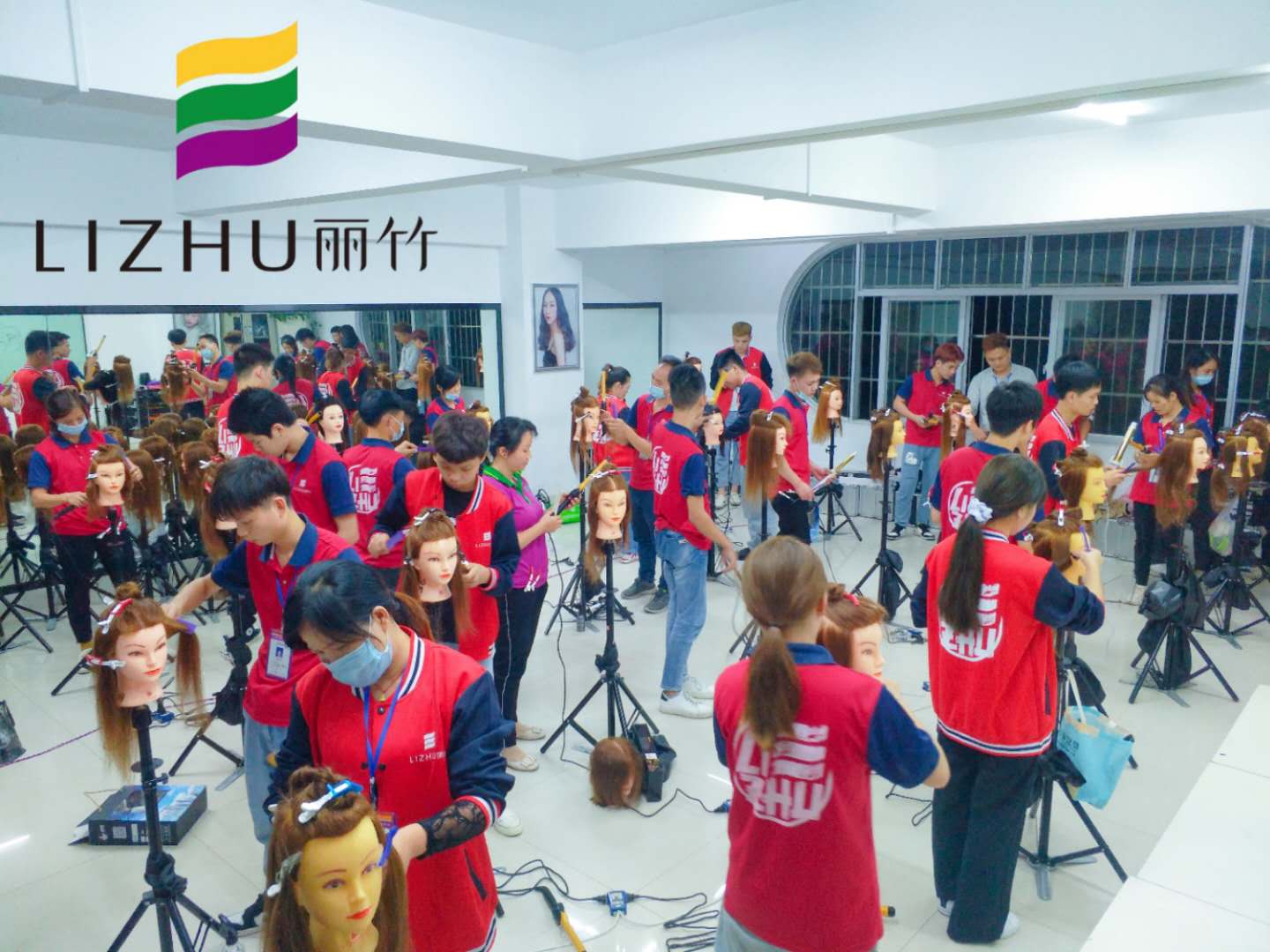广西美发学校：时尚电棒造型班开班