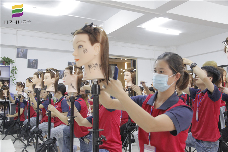南宁美发学校：美发工具使用技巧