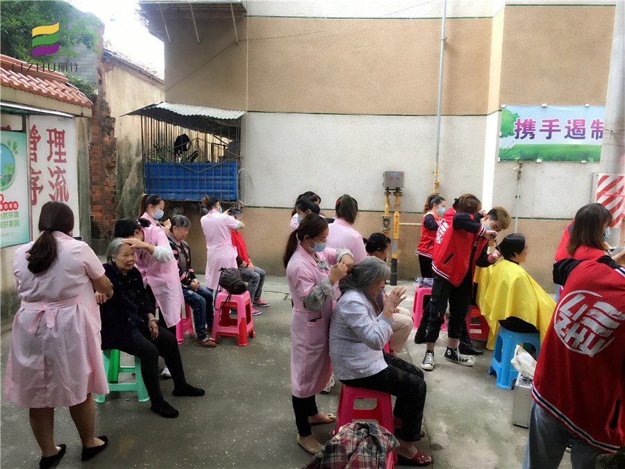 丽竹美容班为社区居民“送健康”