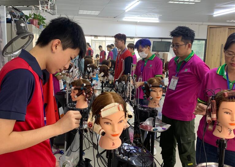 美发学校花絮：终于可以上手热烫
