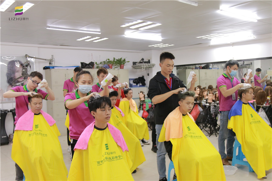 广西美发学校：中式洗头怎么洗