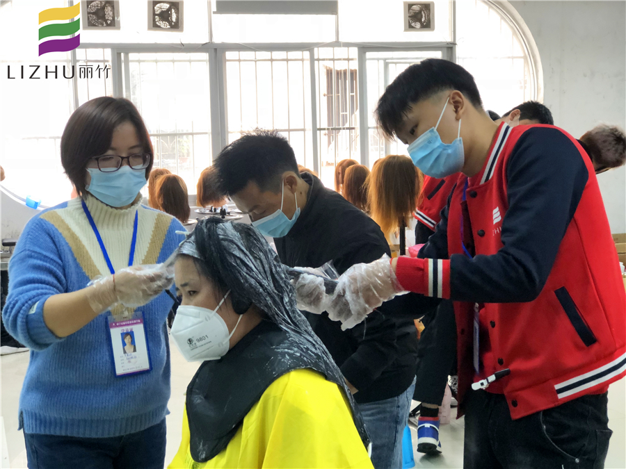 南宁美发培训：染发“锁色”技巧