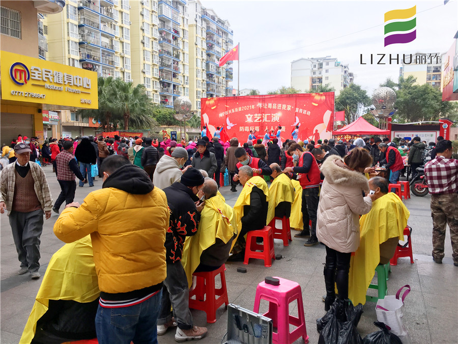 中共丽竹志愿理发队来到澳华花园