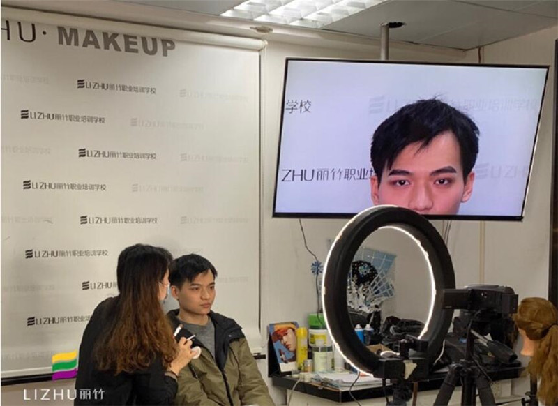 南宁化妆学校：男士化妆教程示范