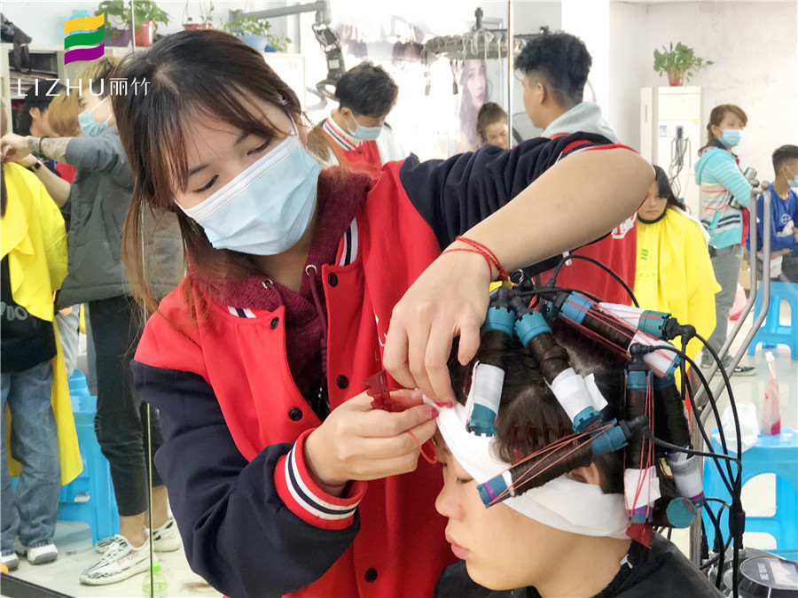 广西南宁正规美发培训：初学者烫染实操练习
