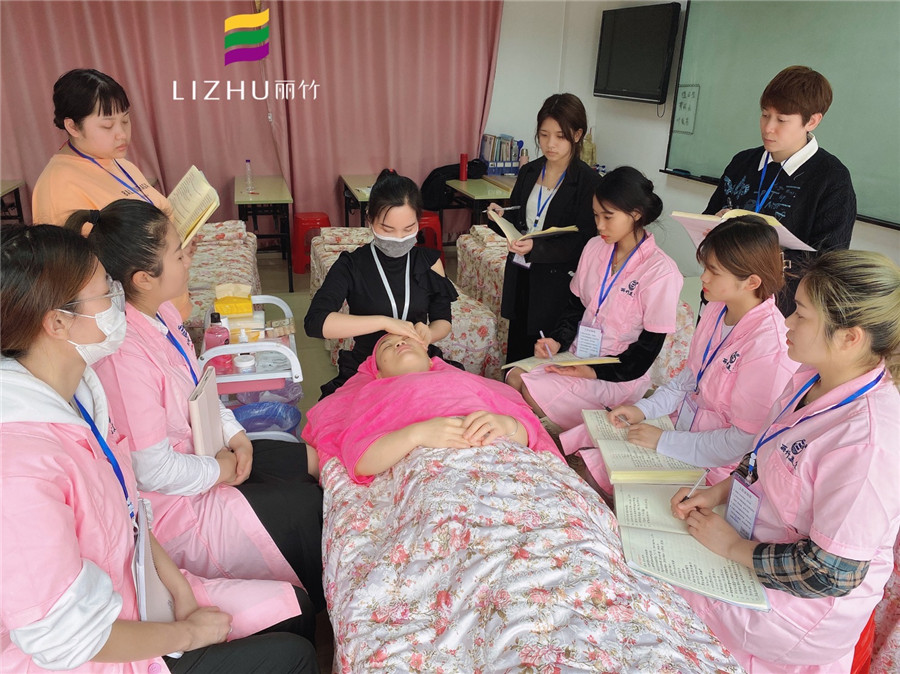广西品牌美容培训：面部按摩注意事项