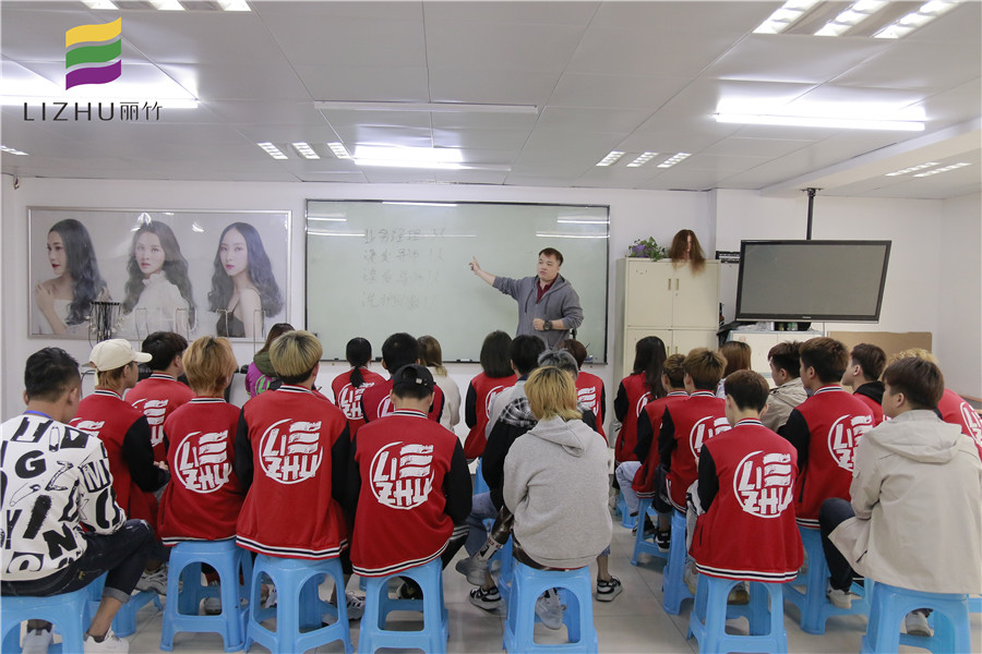 就业宣讲：来南宁美发学校学美发安排工作