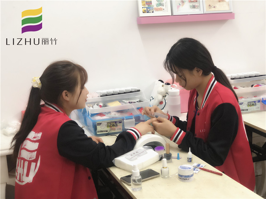看了这份甲教程，会知道南宁美甲学校哪家好