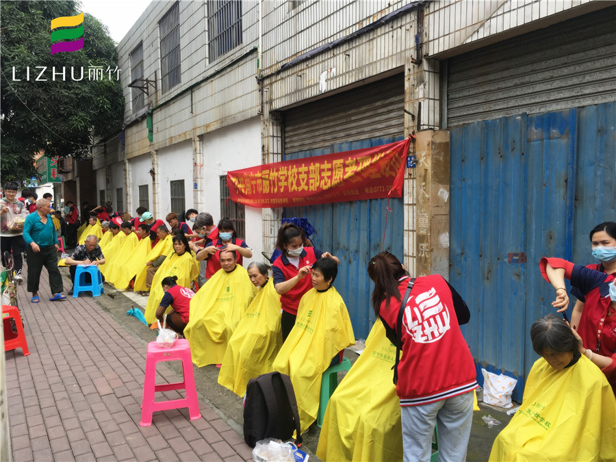 南宁美发培训学校义剪大篷车走进北际路社区