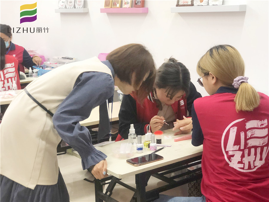 到广西美甲学校课堂去看美甲入门基础步骤练习