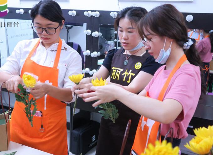 插花如何进行色彩搭配？南宁花艺培训班来教你