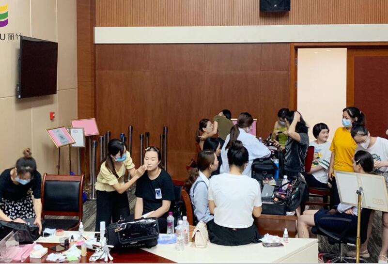 南宁化妆外出实践，提升学员动手能力