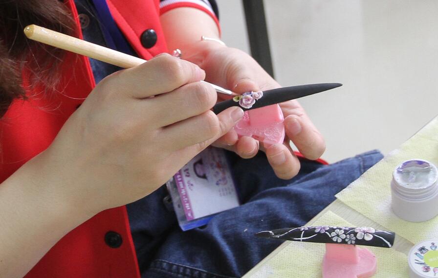 南宁美甲学校课堂:雕花+彩绘+饰品