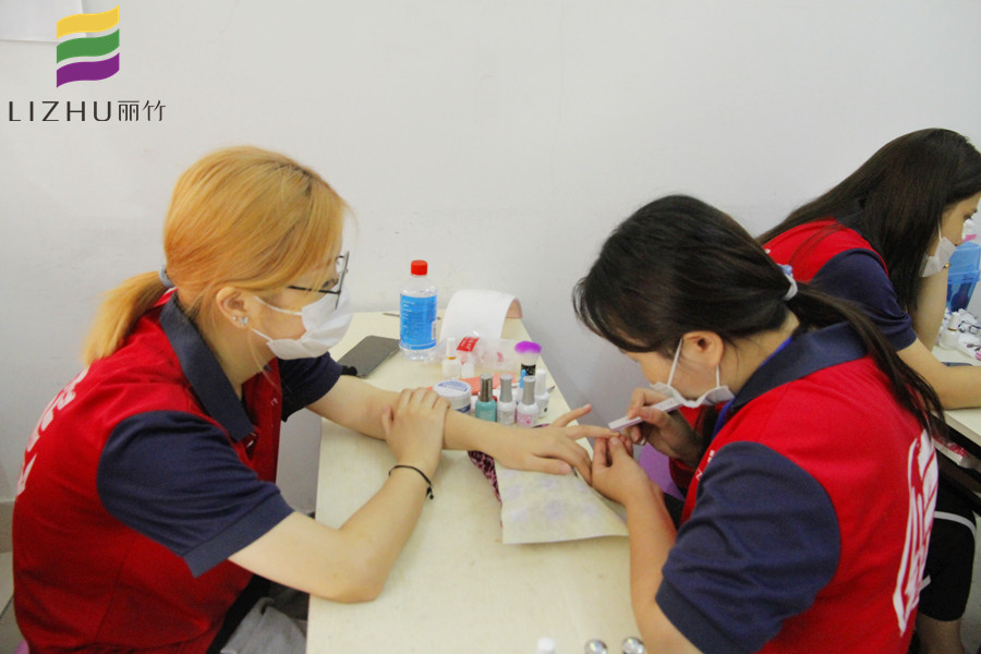 南宁美甲学校告诉你为什么要学美甲？