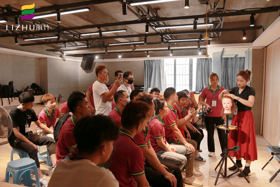 南宁美发学校告诉你为什么要学扎发