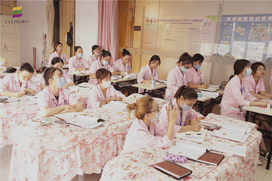 在南宁学美容，到丽竹学校美容全能班看看吧
