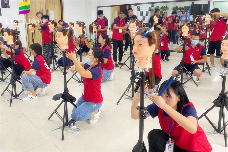 想知道美发水平线修剪技巧？来广西美发学校看看