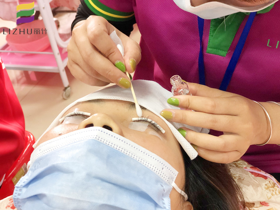 南宁美甲美睫培训学校分享烫睫毛的技巧