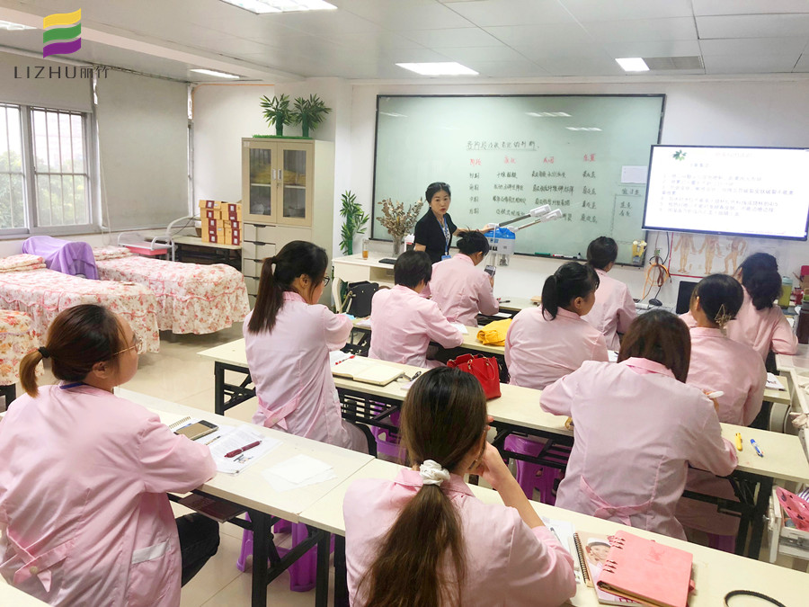 快来和南宁美容培训班学习喷雾仪的使用方法