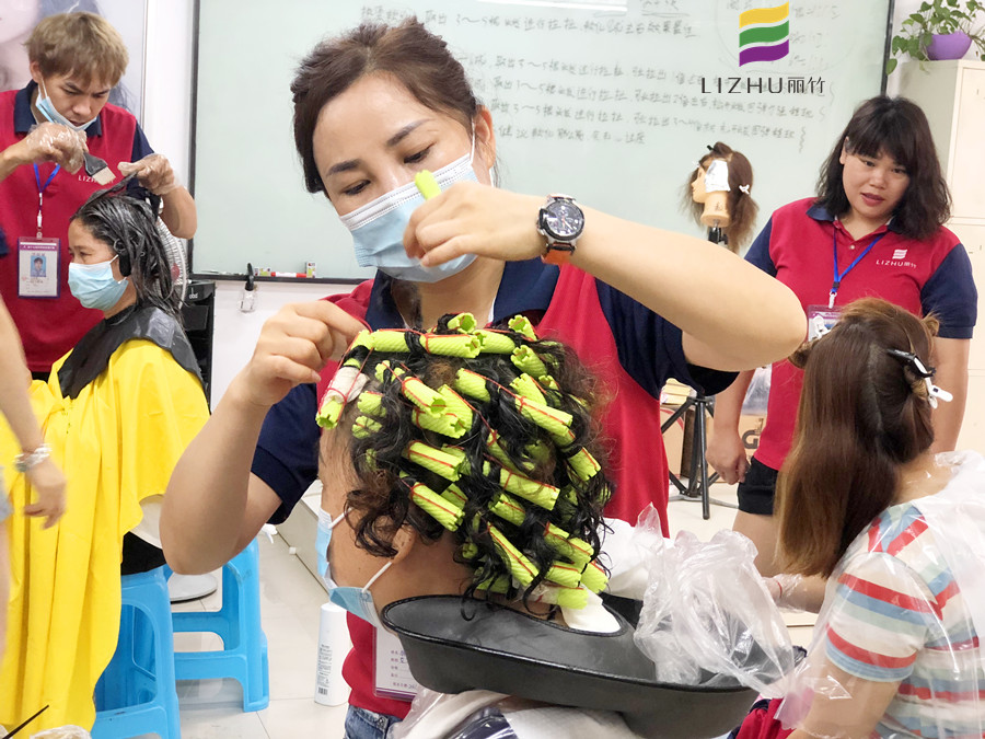 直击广西美发职业培训学校烫染真人实操现场