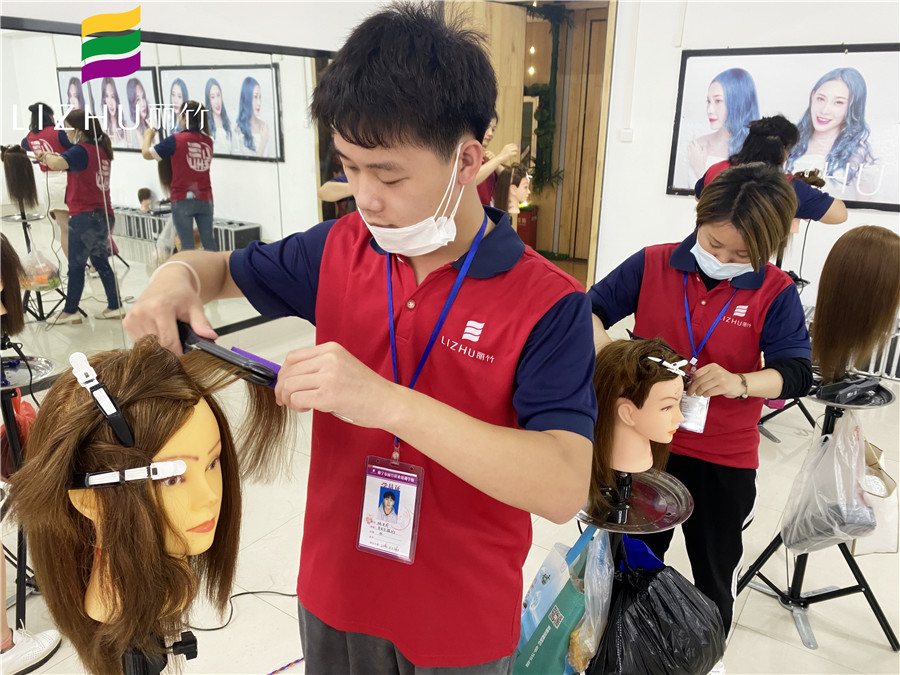 广西技术好的美发学校分享美发夹板拉直技巧