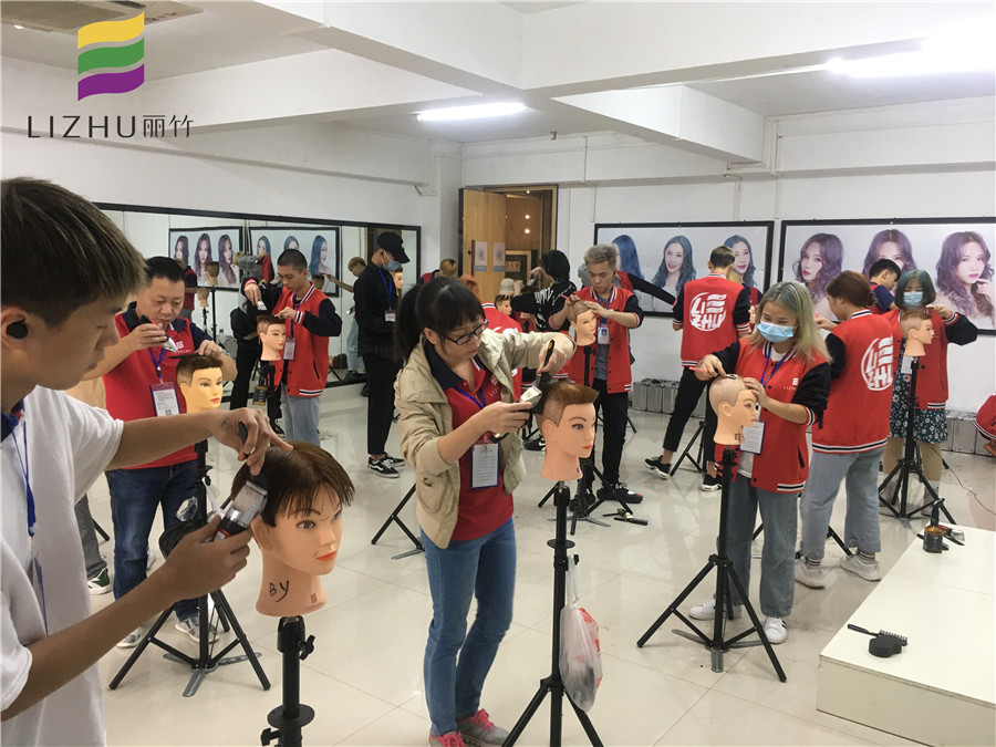 南宁美发师培训课堂练习：推剪的使用