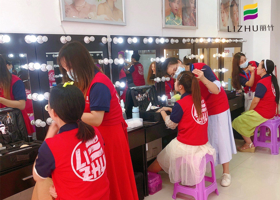 南宁化妆去哪里学？来丽竹化妆全能班啊