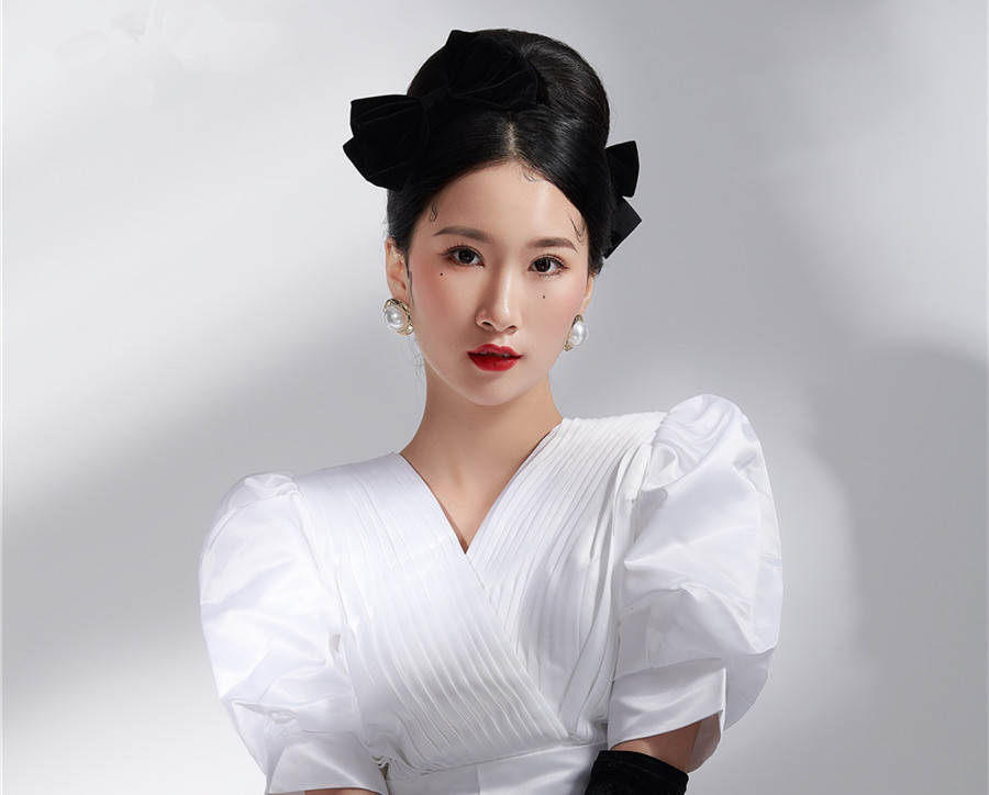 南宁彩妆培训学校作品：赫本复古造型