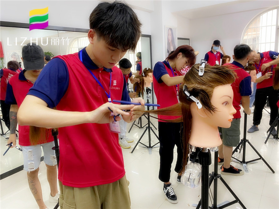 为什么要修剪发尾？南宁美发培训学校告诉你